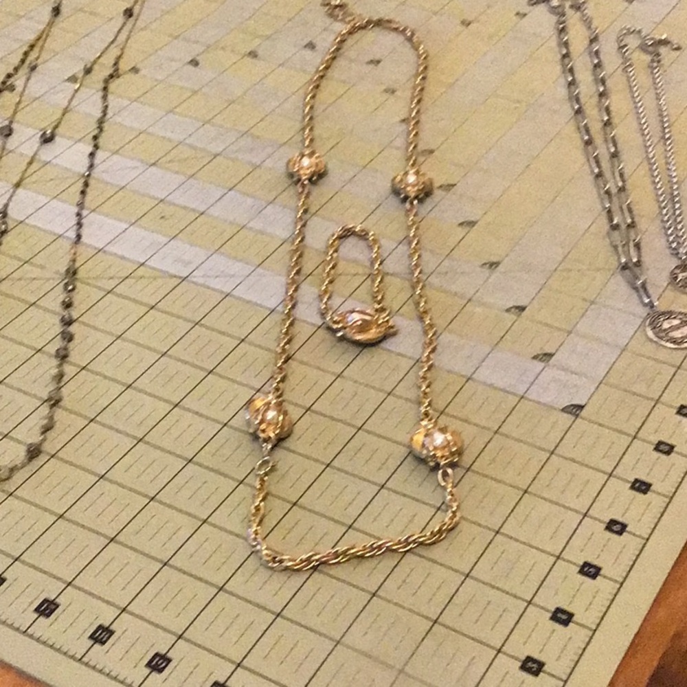 EUC CAbi The Buzz Necklace
